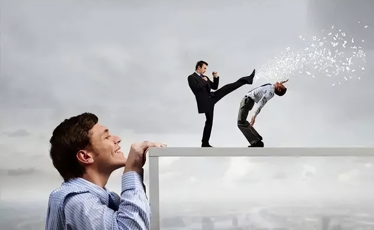 女大学生抱怨父母偷喝矿泉水,女大学生买了一箱矿泉水