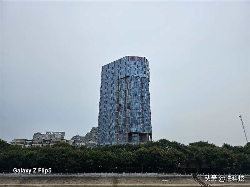 三星galaxyzflip防水测试,三星折叠手机zflip5防水吗