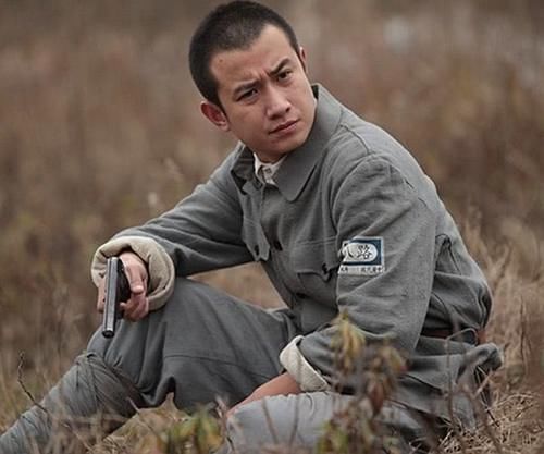 助理伺候明星捏脚,助理伺候明星跪下打伞