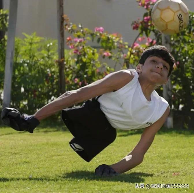 世界杯开幕式上的“半身小伙”，他的故事超励志