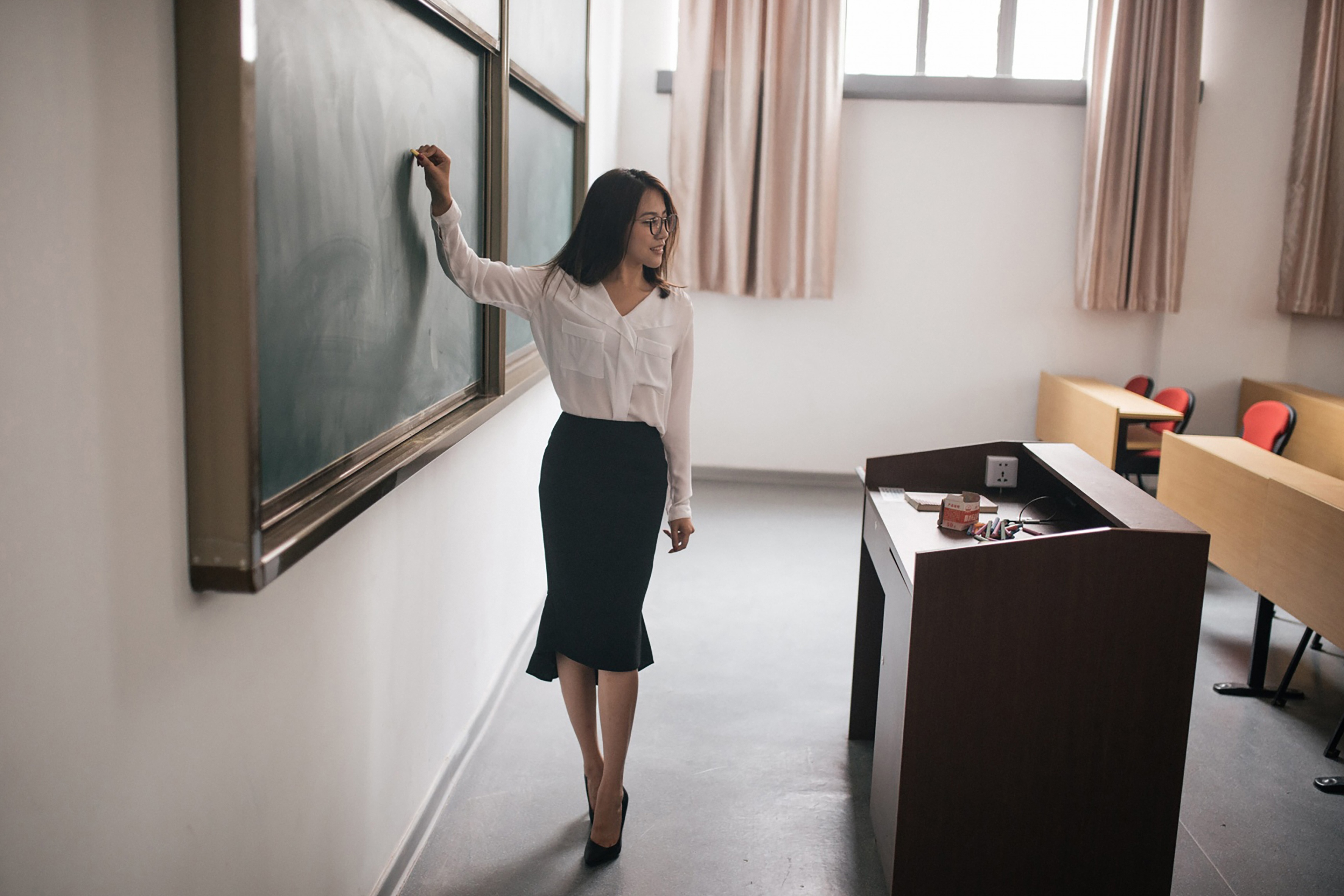 个体对工作时间的倾情投入，弱化了他们与子女之间的紧密联系