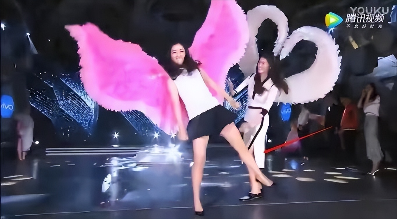 趋炎附势与指鹿为马,何穗陈伟霆被拍视频