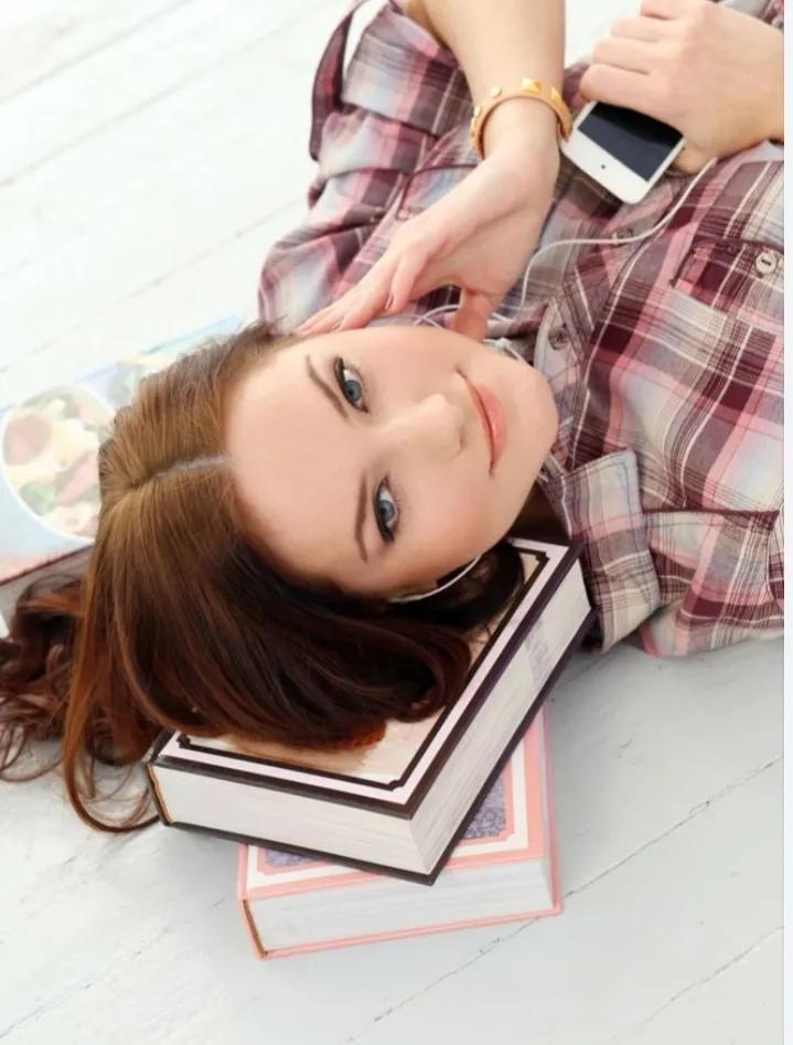 枕下放三物聚财,俗话说枕头底下放三物