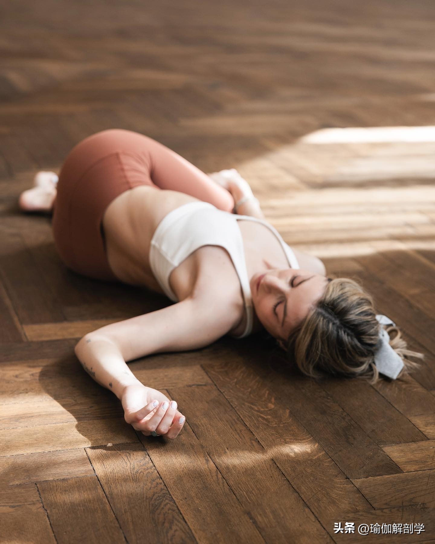 循序渐进的瑜伽扭转序列12分钟,一套简单实用的瑜伽序列