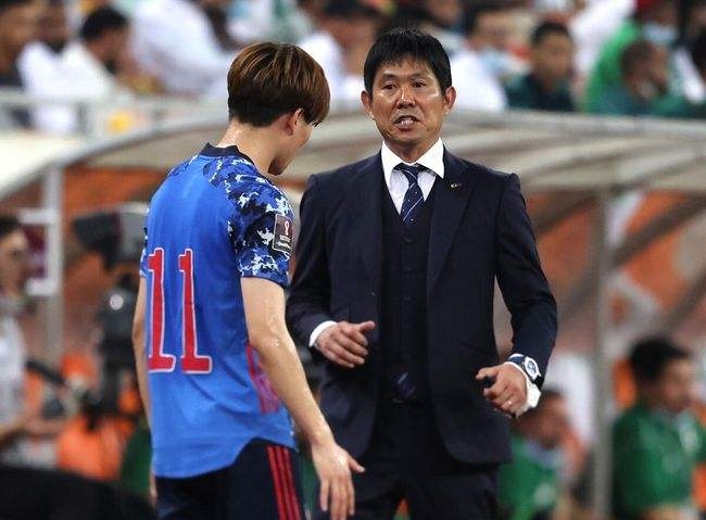 三球溃败！国足掌门人却迎利好，讽刺的不是足协而是整个足球时代