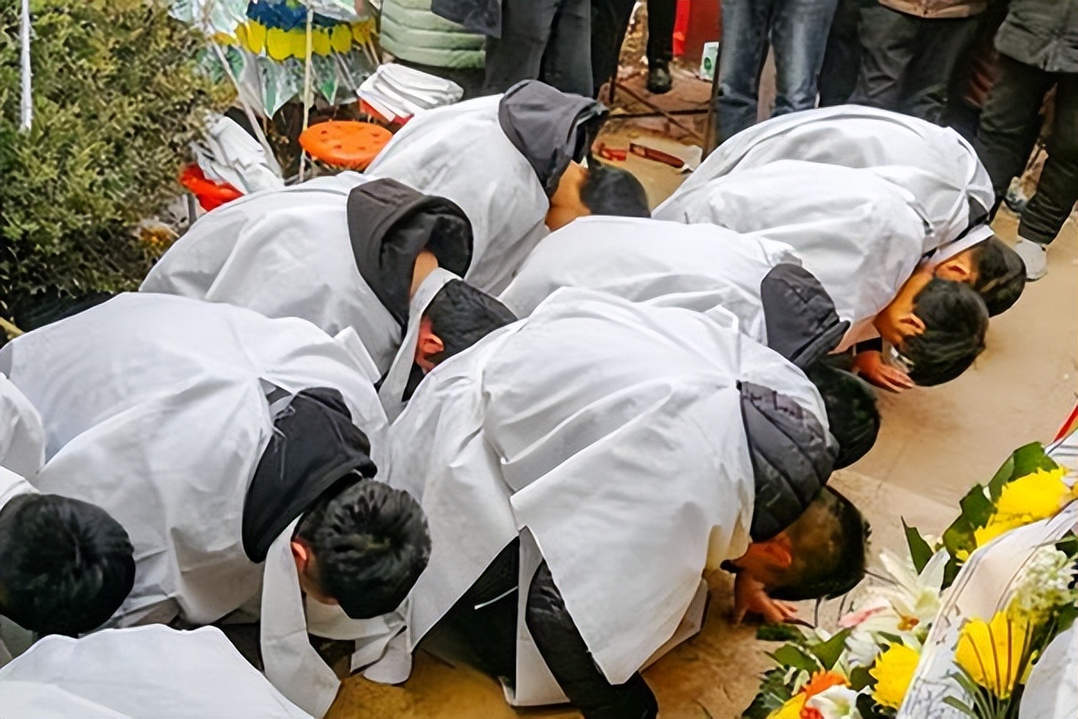 参加葬礼磕头磕3个头的正确标准,丧礼祭拜去世的人怎么磕头