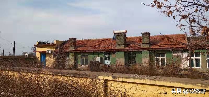 用脚踩出脚印,脚印在地上