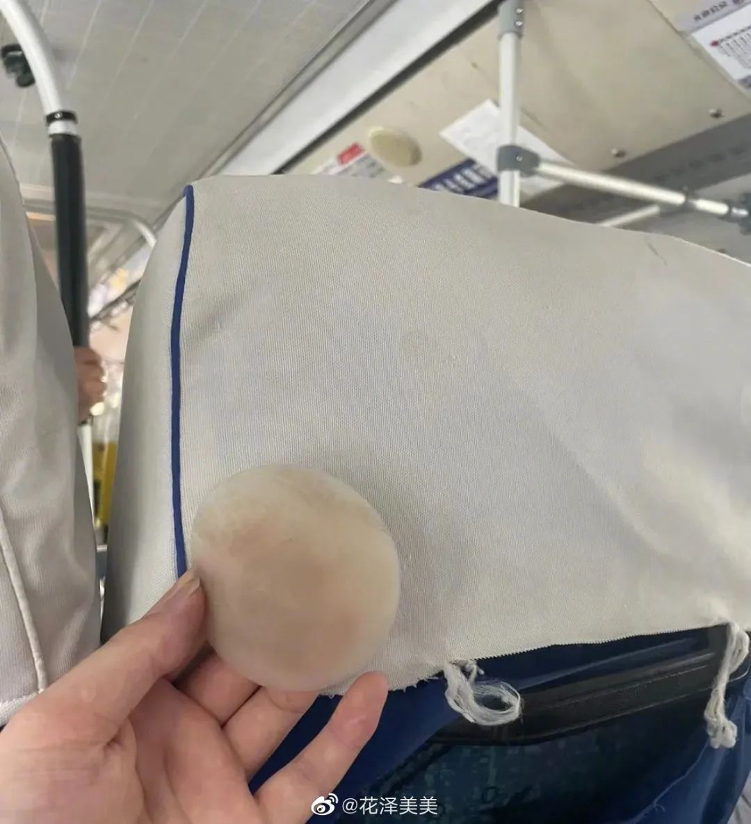 “坐公交车，胸贴不小心掉下来了…这也太社死了！”