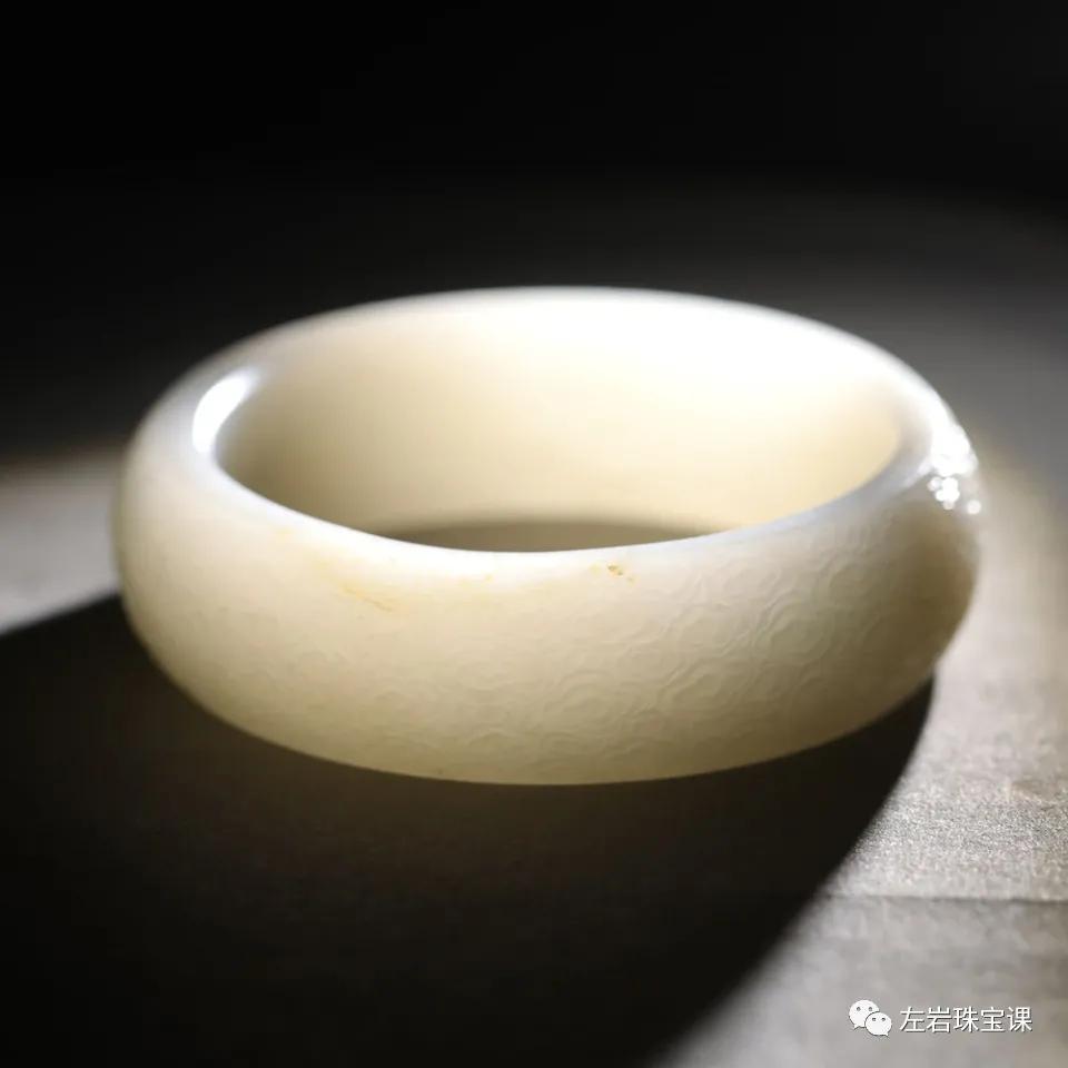 玉镯怎么挑选适合自己,买玉镯怎么选才正确