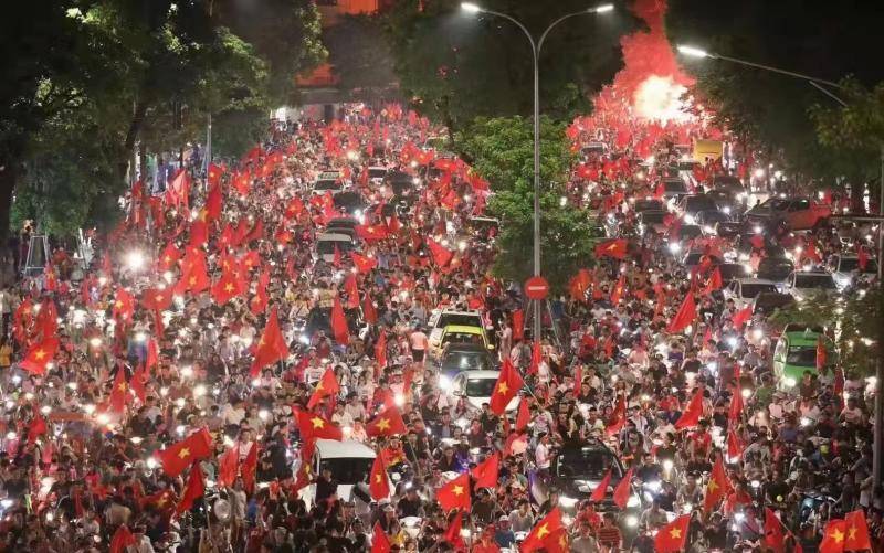 男足向全国拜年,中国男足给中国球迷拜年