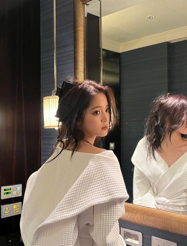 欧阳娜娜品牌袜子多少钱,欧阳娜娜988元浴袍开箱