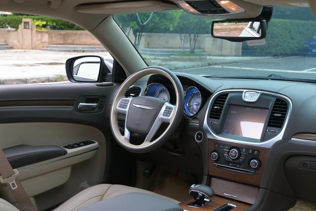 二手克莱斯勒300c1万块,13款克莱斯勒300c改装宾利