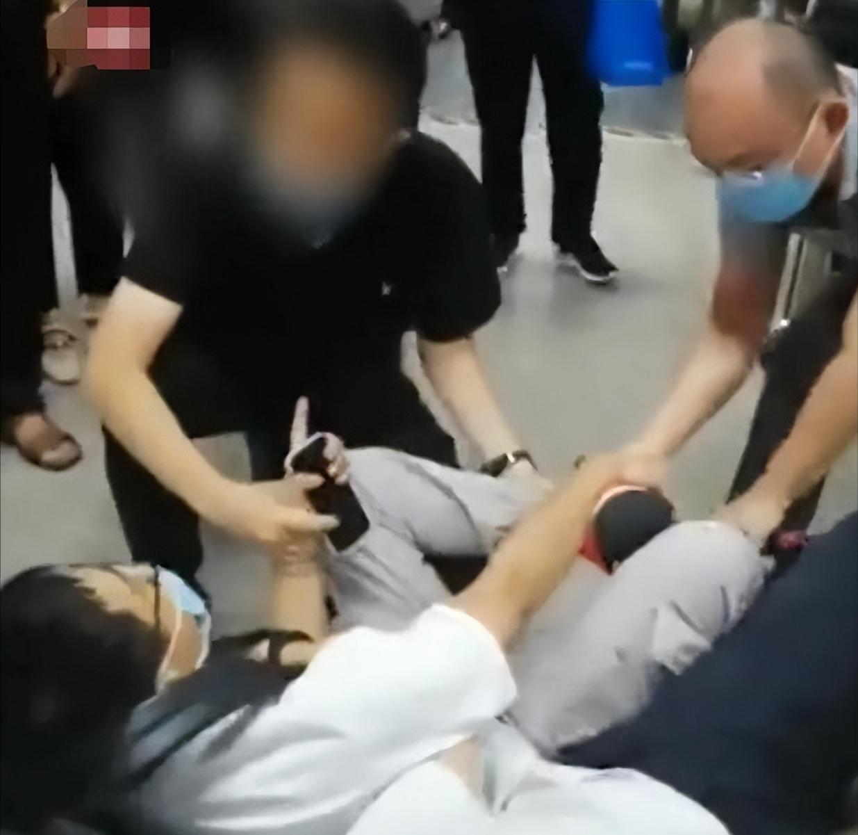 “成人网站”里的*拍偷**视角，到底是怎么来的？女生千万要当心了！