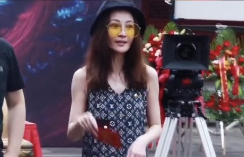 脖子青筋暴起、胸部瘦成排骨，这8位女明星的审美太畸形了