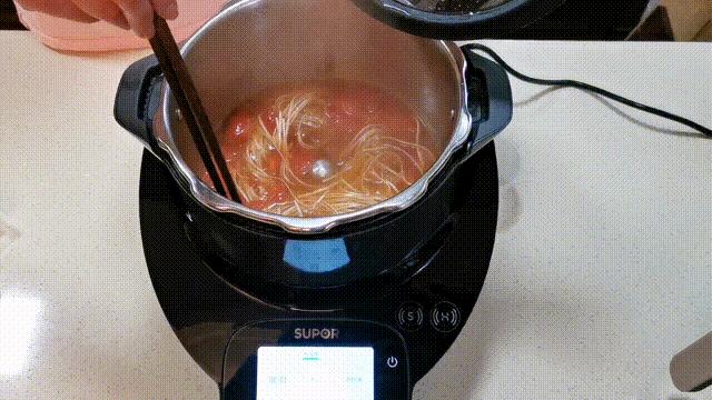 黑科技与顶级大厨交锋,厨房黑科技苏泊尔小c主厨料理机