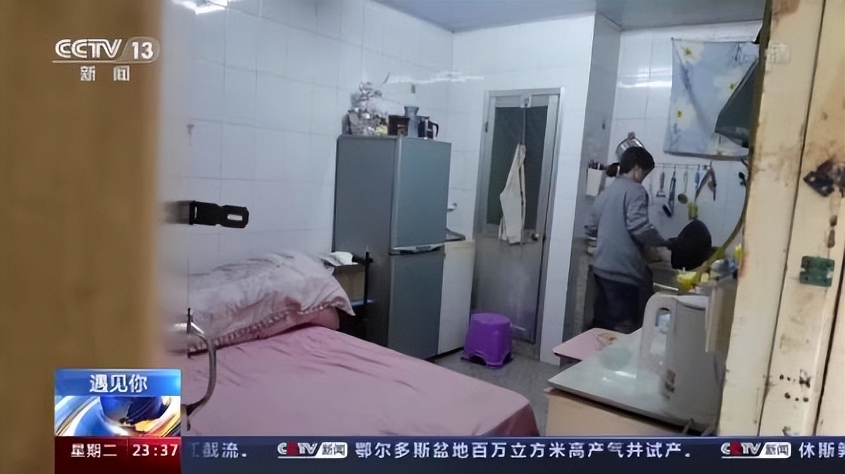 安徽送外卖小哥带着女儿,90后小哥带着孩子送外卖后续