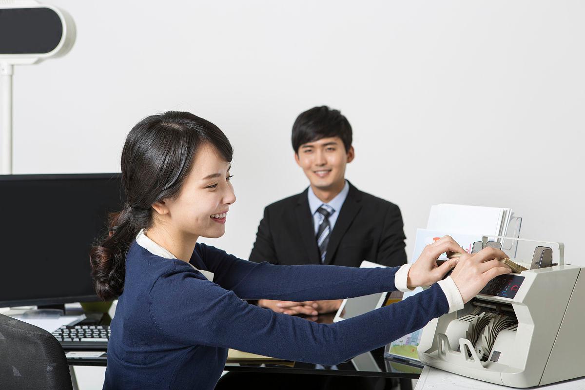 出纳入职要房产证复印件合法吗,女子应聘出纳岗被要求出示房产证