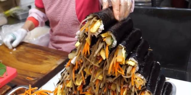 东北大妈做生意,退休东北大妈在蒙城做烘焙