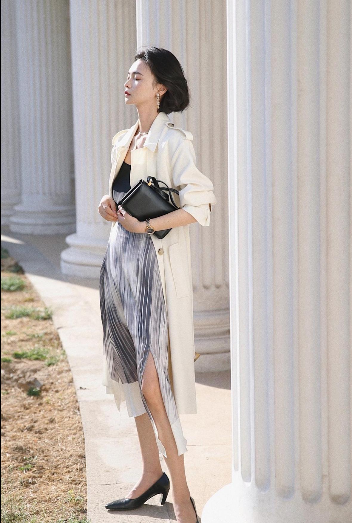 春天深蓝色风衣怎么搭配好看,春天军绿色的风衣配什么好看