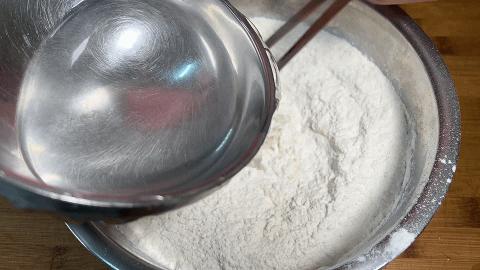 水煎包要想好吃，关键记住这两点，底部金黄，蓬松柔软，馅料鲜美