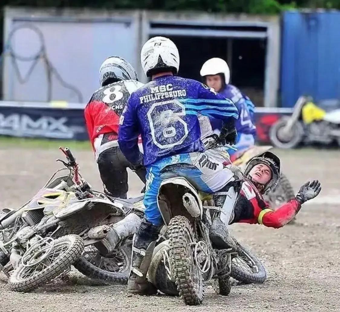 摩托车踢足球,你见过踢足球的女生吗