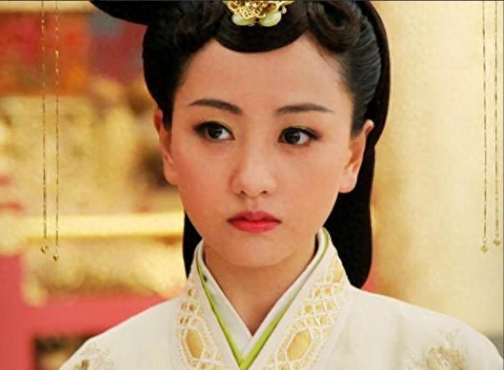 淫妃赞诗遭杀戮，尸骸踏之众人愁。