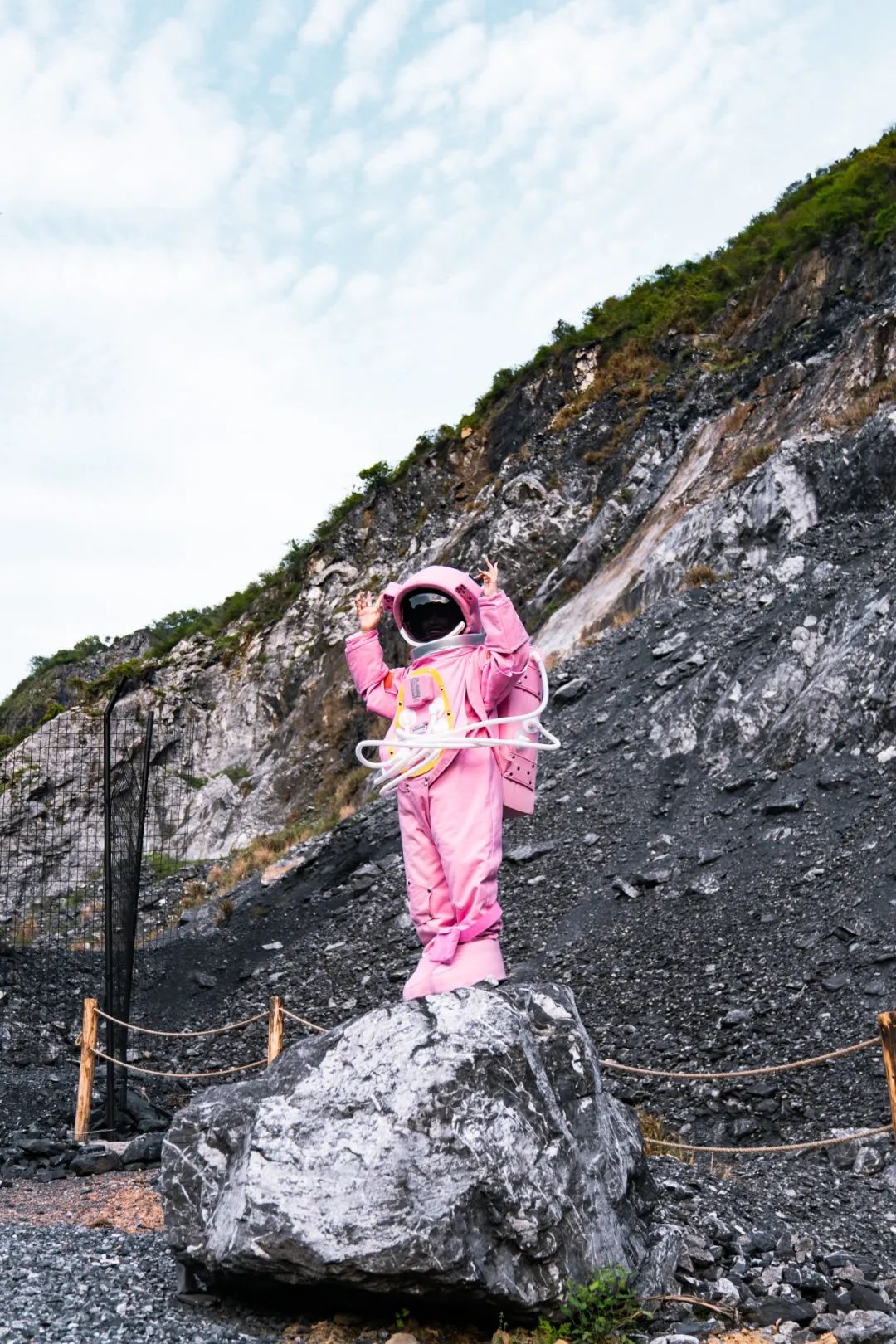 全羊宴烤乳猪、神秘矿坑、湿身派对…有趣不扎堆,假期支棱起来吧