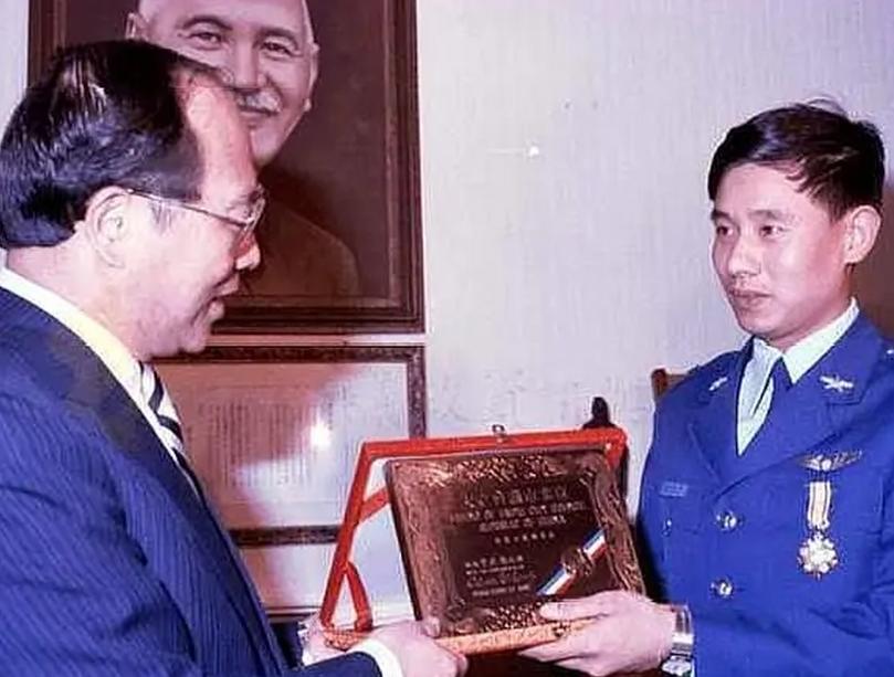 败类王学成，1983年驾驶歼5战机叛逃台湾，邓丽君亲自接风洗尘