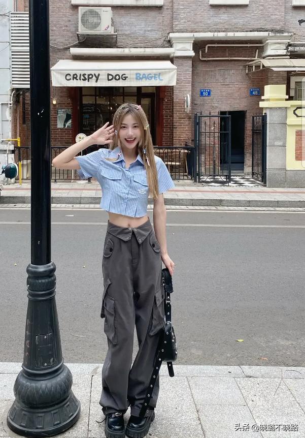 今年特流行工装裤时尚百搭又有型,工装裤女卡其色搭配红色平底鞋