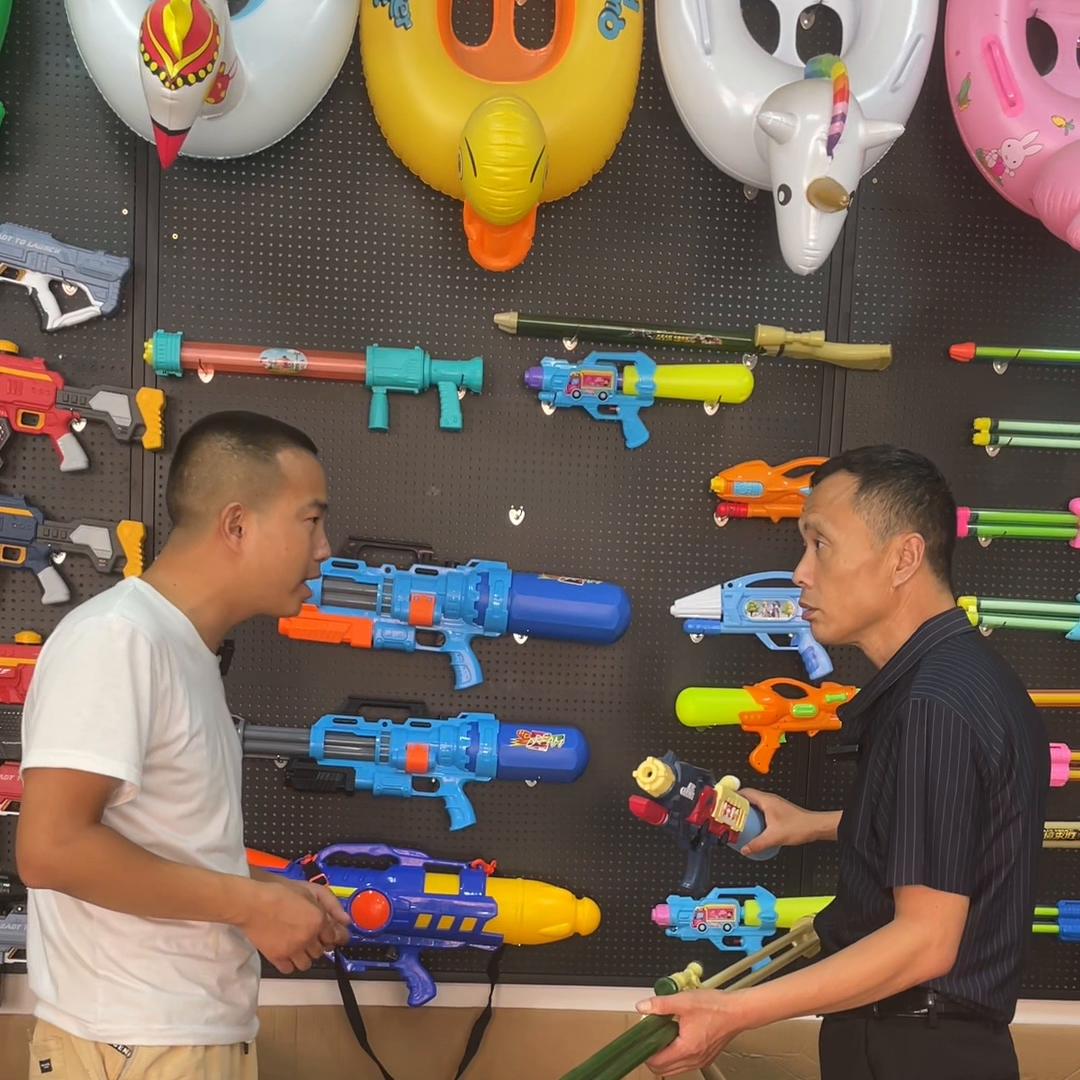 玩具水枪摆地摊叫卖,摆摊夜市卖水枪
