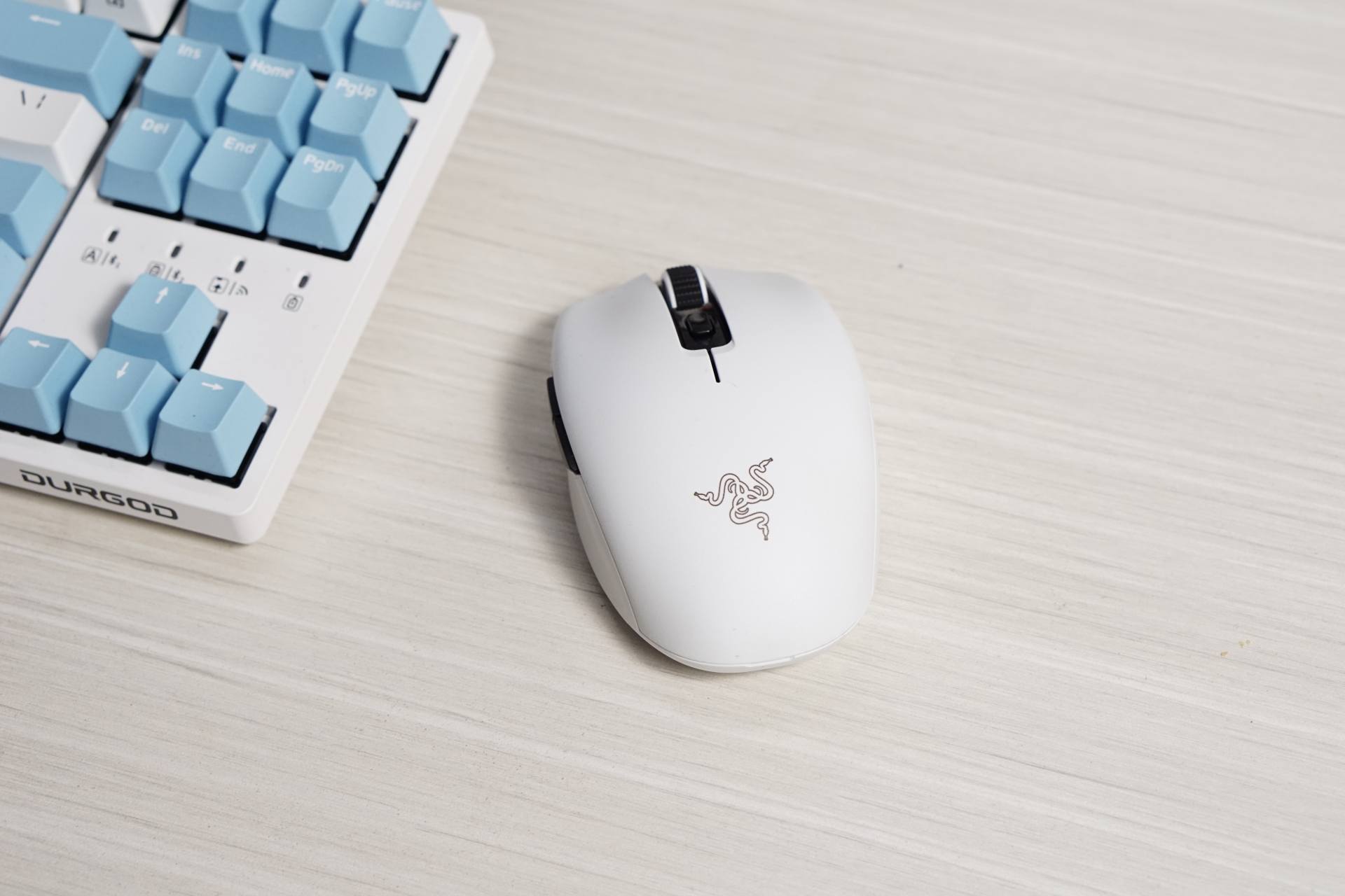 疫情期间居家找事做,耗资2W+打造纯白系居家办公桌面