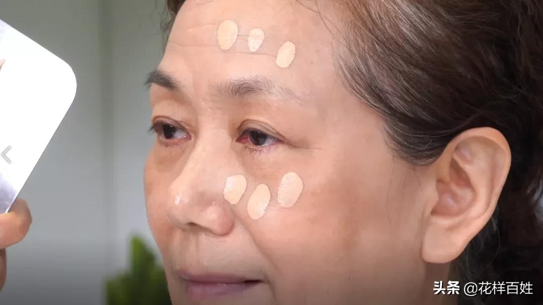 35岁姐姐打造无暇妆容,50岁姐姐如何搭配好看