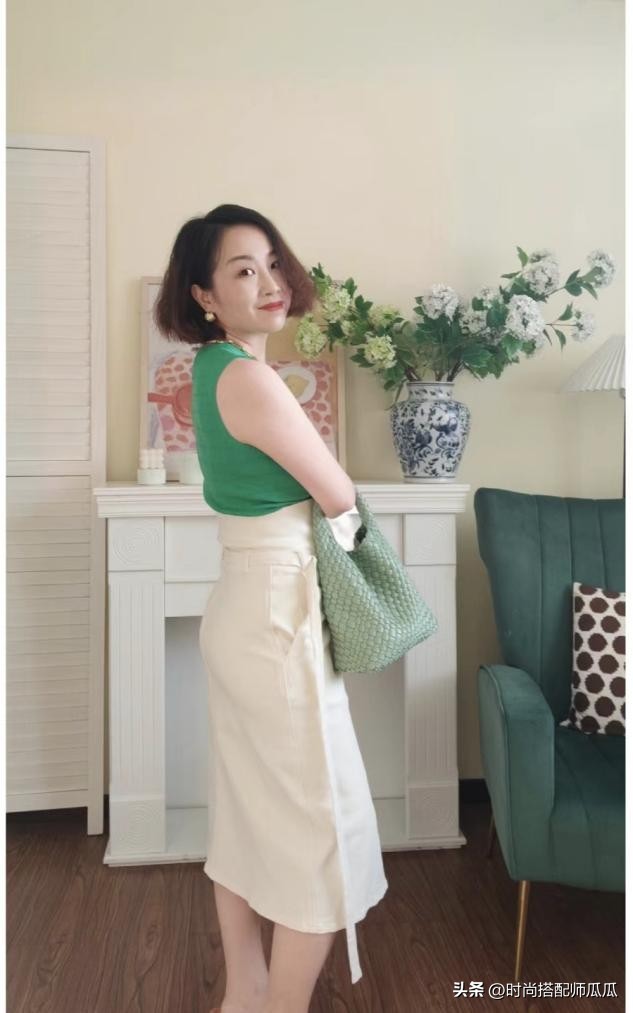 皮肤灰的女生穿什么显白,黑白灰女生穿什么颜色好看