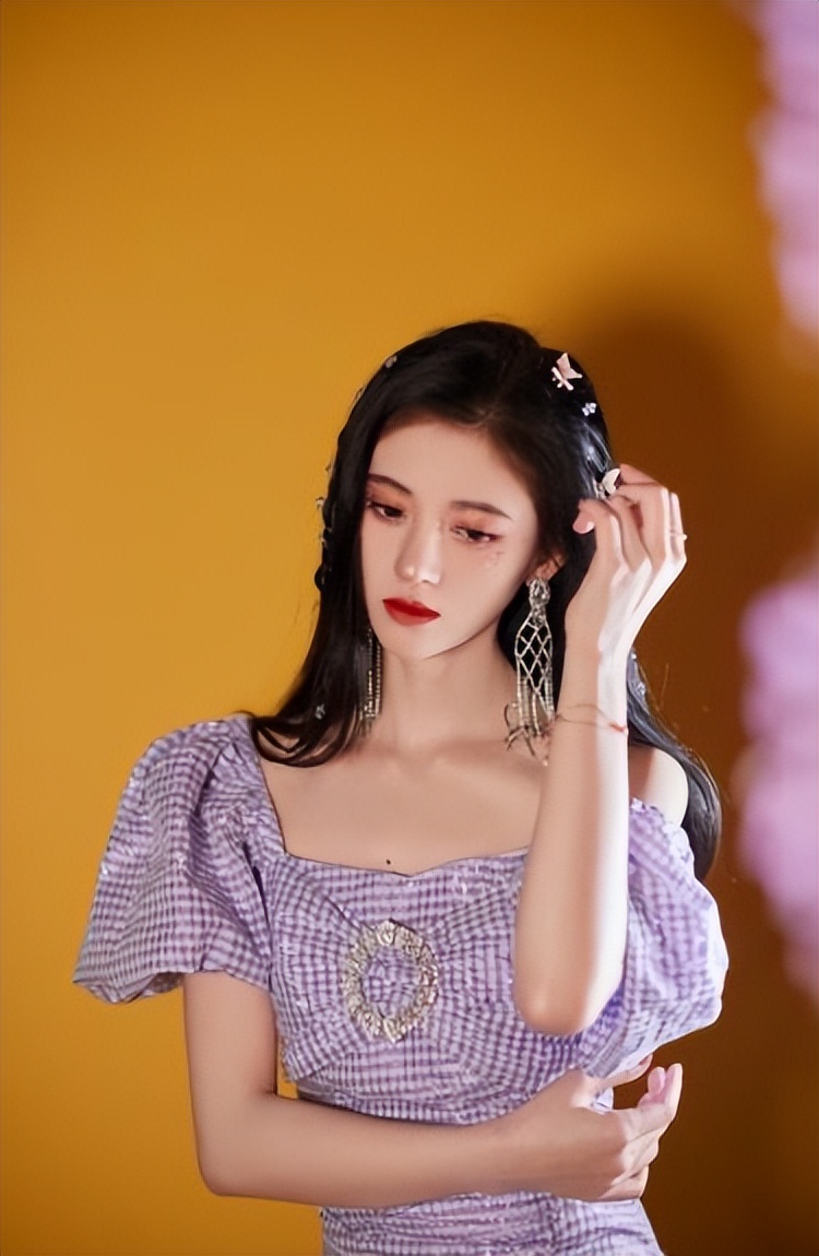 心机女孩鞠婧祎：被潘玮柏刁难拒绝王思聪求爱，整容遭贾玲内涵