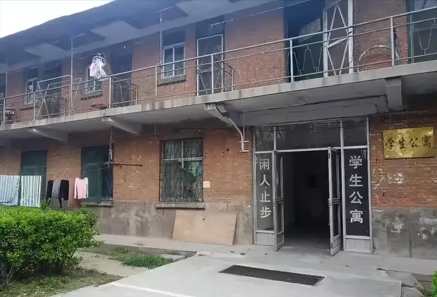 “寒酸”大学宿舍有多寒酸，上学犹如荒岛求生，学生哭了：想回家