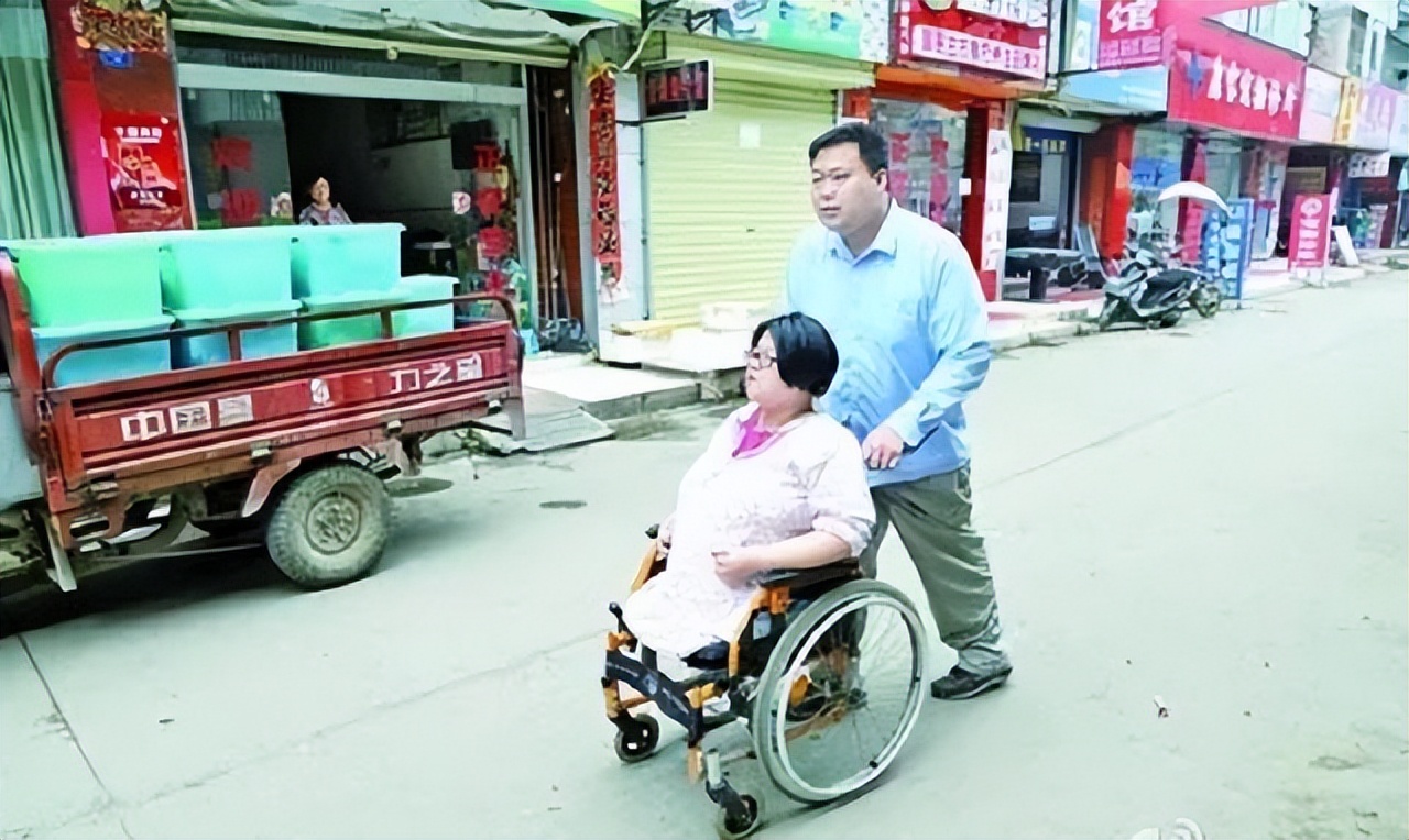 无腿妈妈试管生下双胞胎,60岁试管生双胞胎现状