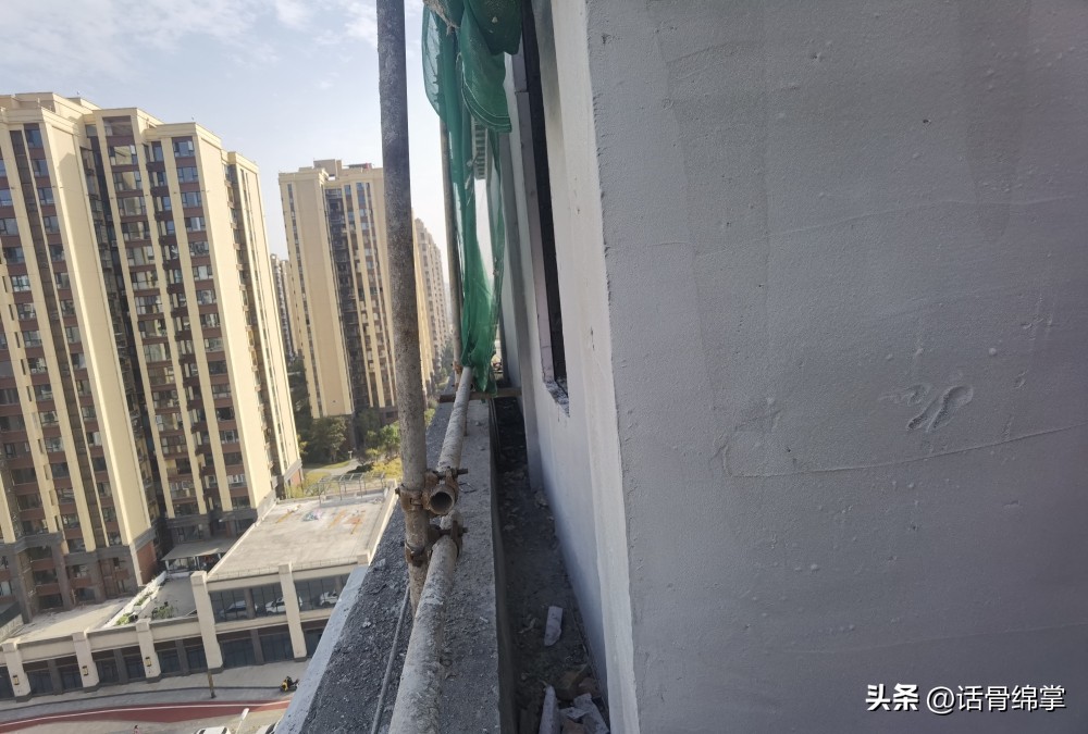 顶楼加盖楼下住户不同意,七楼楼顶加盖了一层