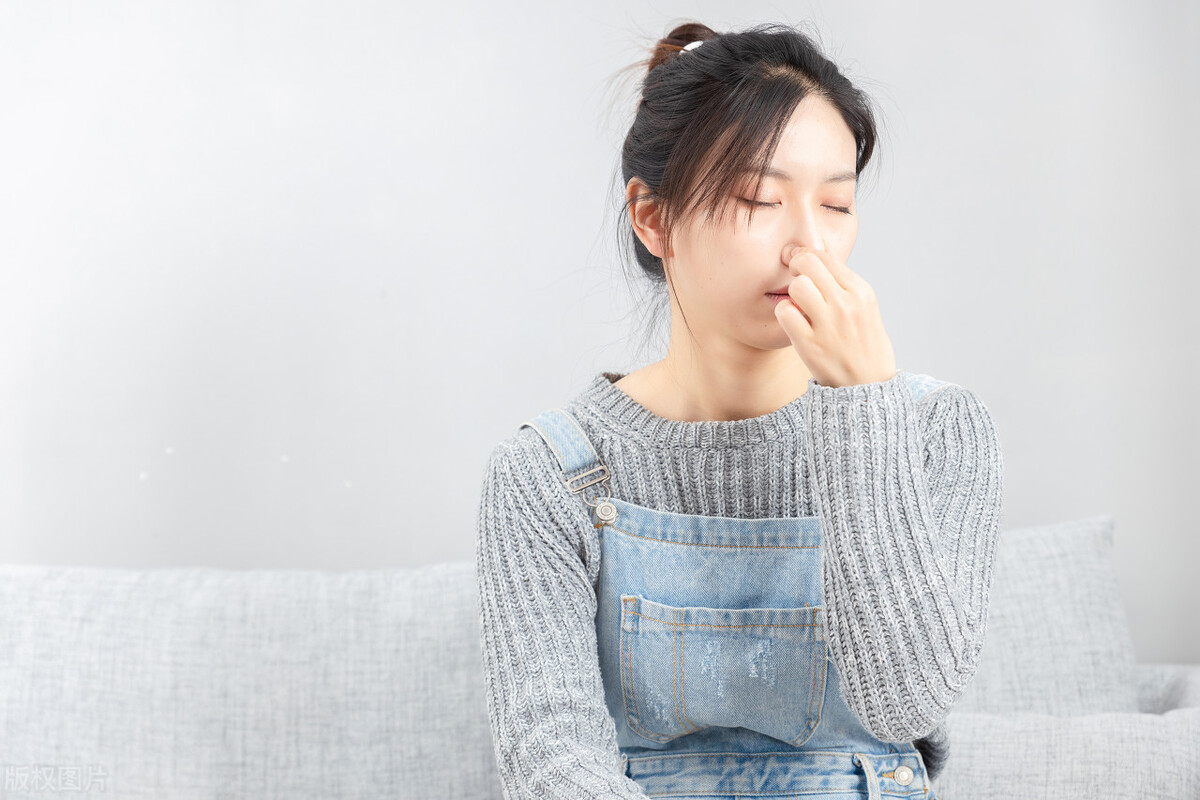 鼻毛窜出来该怎么解决,鼻毛窜出来后应该是剪掉还是拔掉