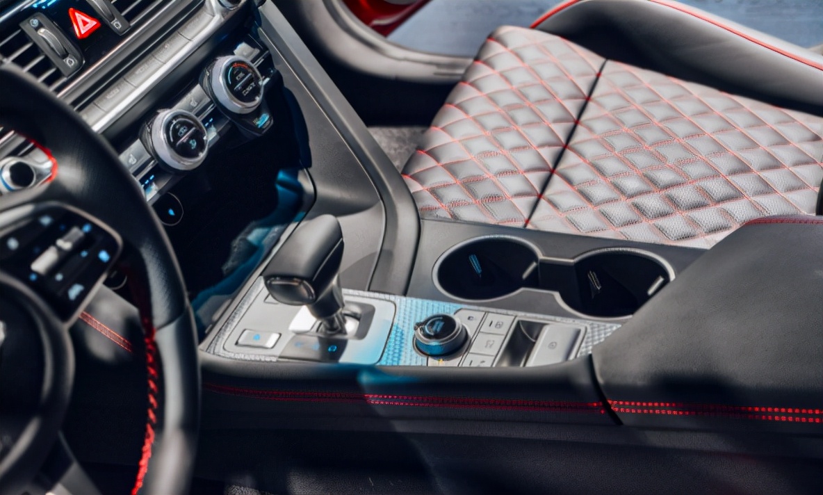 汽车座椅皮老化了能不能更换,汽车座椅真皮坏了是修还是换