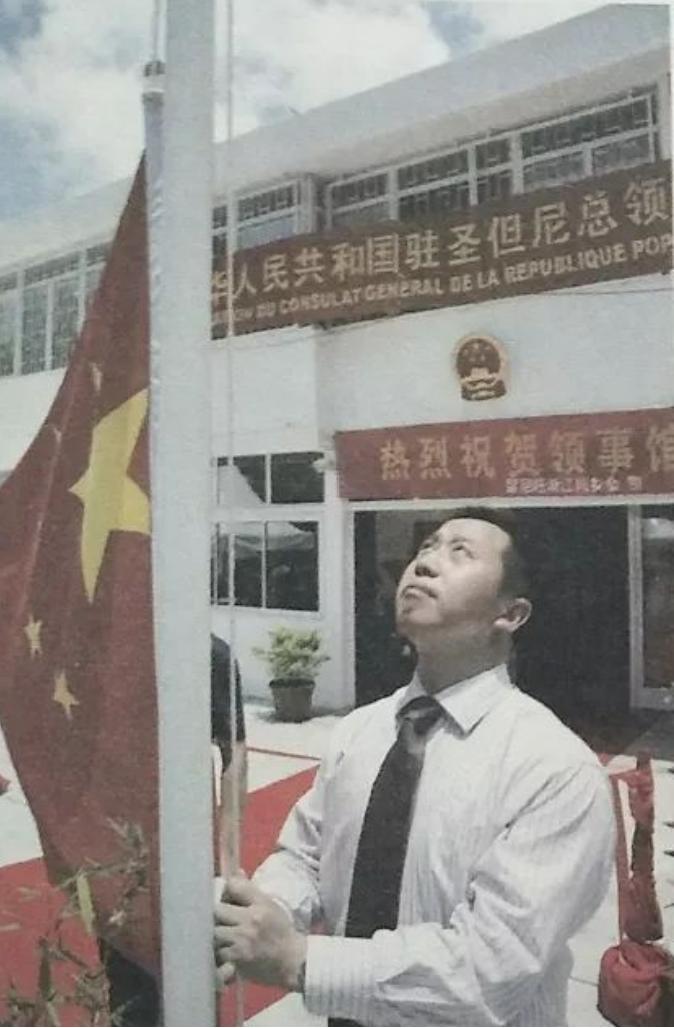 五星红旗迎风飘扬听从祖国的召唤,少先队员召唤五星红旗特效