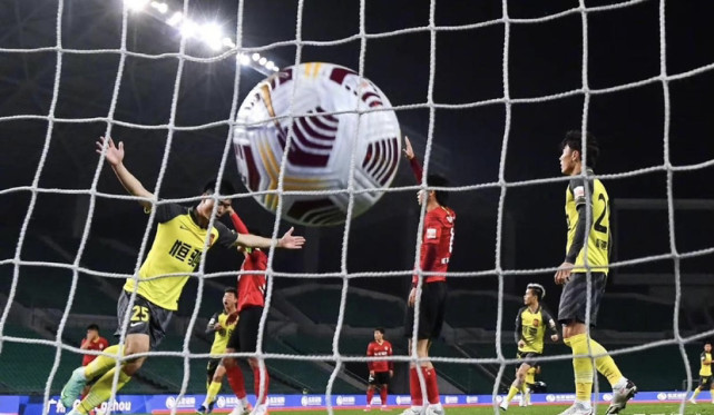 广州恒大对韦世豪视频,韦世豪为什么打广州恒大