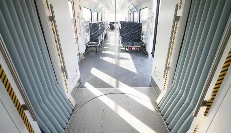 “北京研发、河北制造”，国内首列氢燃料混合动力铰接轻轨车，在河北京车智能制造基地下线