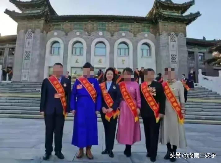 李少莉戴胸针照片,李少莉的胸针什么牌子