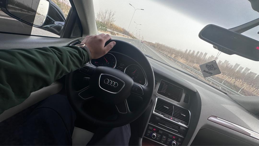 奥迪q7报废厂,老款奥迪q7出车祸