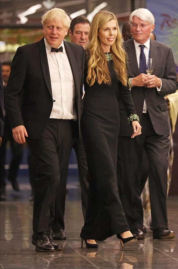 英首相鲍里斯和老婆海边放飞自我！光膀子秀肌肉，夫人少女感十足