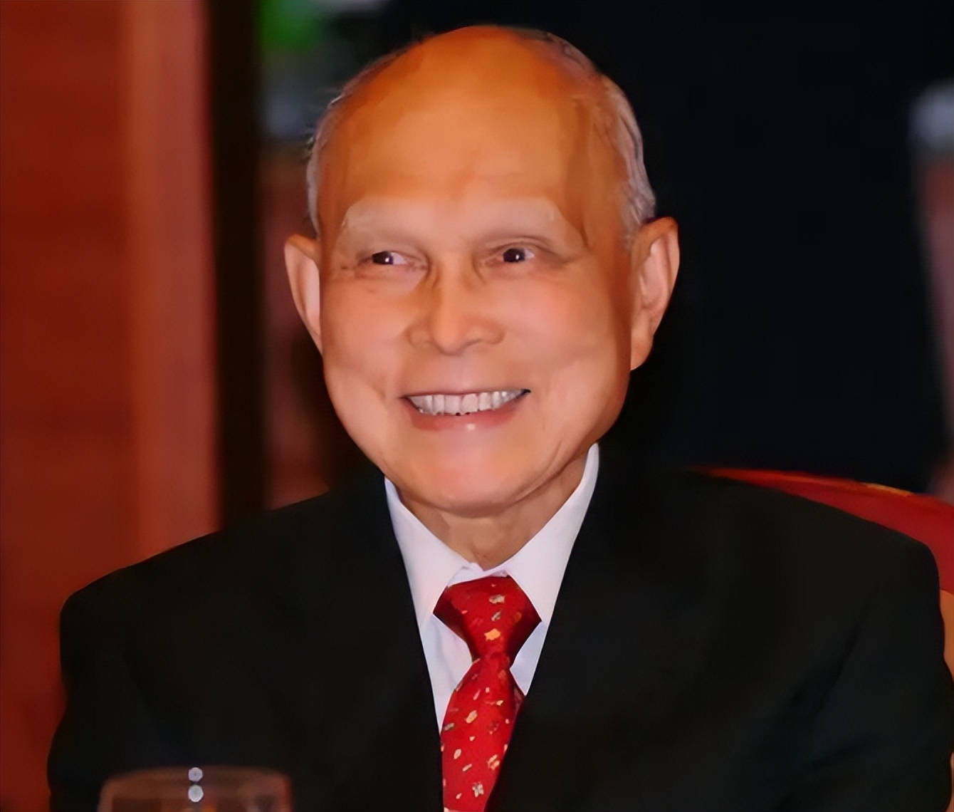 百年霍家：独尊大房，二房三房子女不与父合影，不得插手家族生意