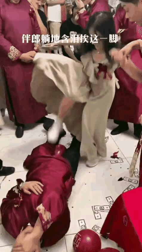 姑娘下次自拍的时候整理一下房间吧，你的秘密都被大家发现啦