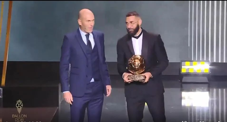 本泽马荣膺今年金球奖,本泽马伯纳乌金球奖