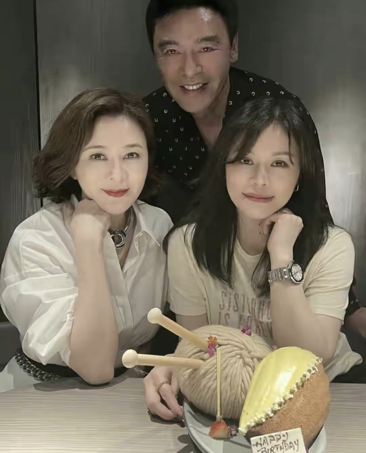 钟镇涛22岁女儿为继母庆祝,钟镇涛71岁大寿视频