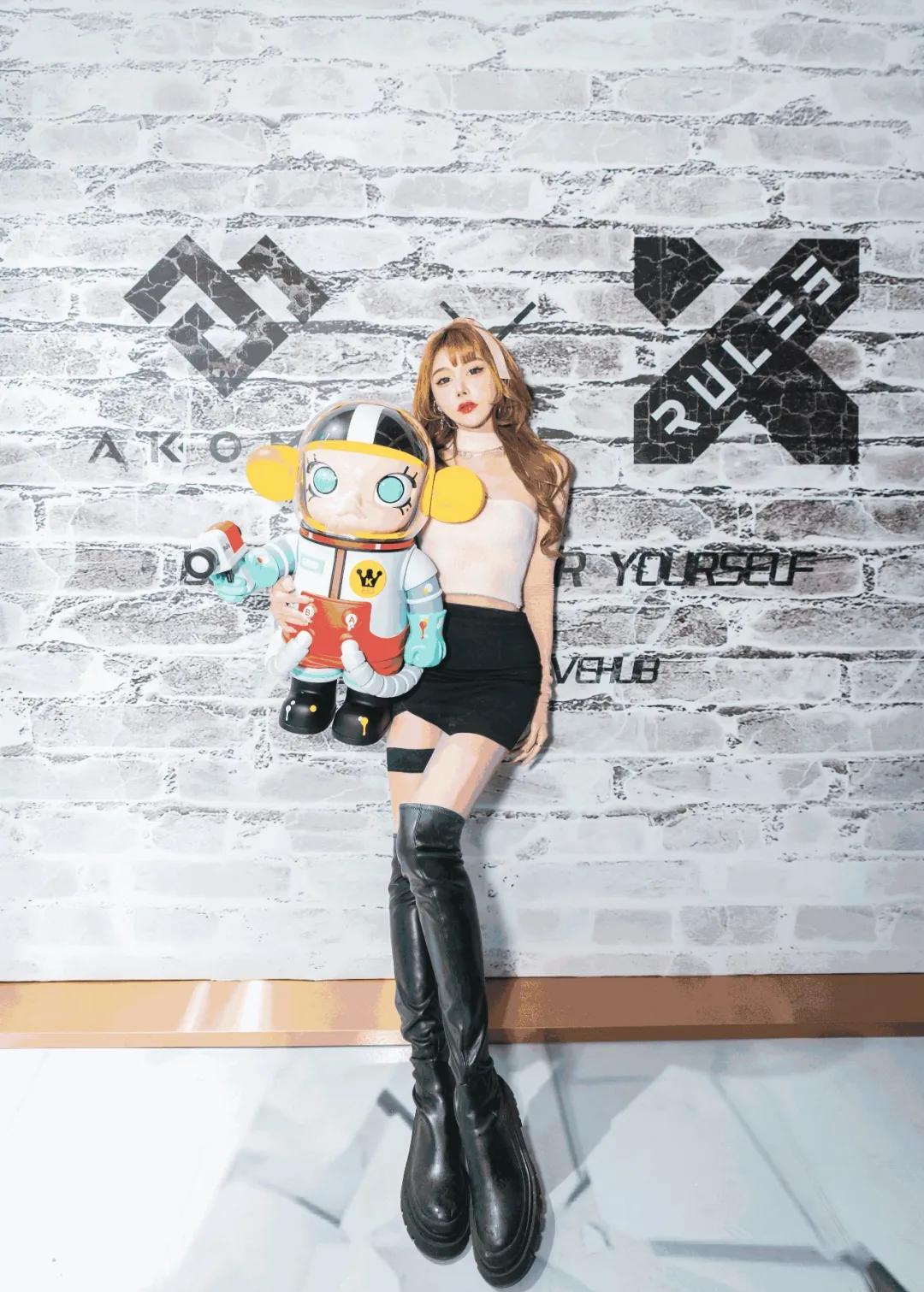 六位数玩偶、30万的AJ，免费送MOLLY，这家潮流店“很来事”